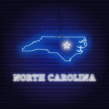 Neon harita Kuzey Carolina Devlet bir tuğla duvar arka plan üzerinde.