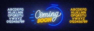 Yakında tuğla duvar arka plan üzerinde neon işareti. Tasarım şablonu. Neon alfabesi .