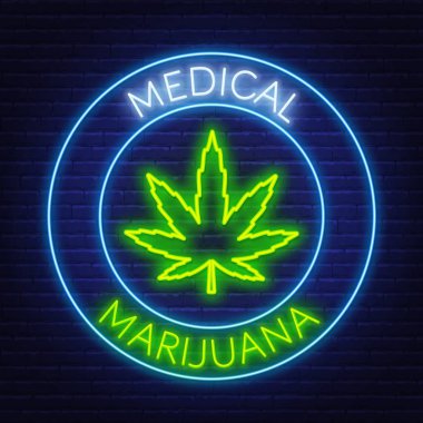 Tuğla duvar arka plan üzerinde Tıbbi marihuana neon işareti.