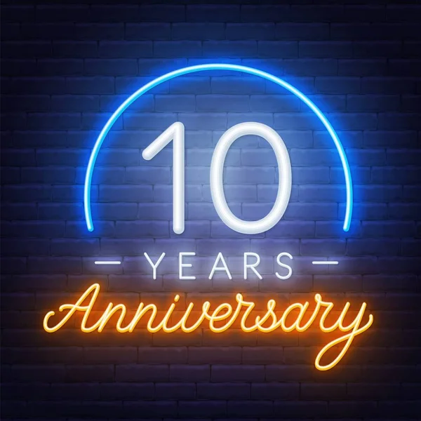 10 aniversário celebração sinal de néon em um fundo escuro . — Vetor de Stock