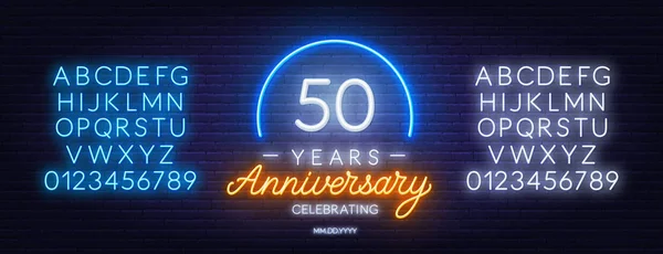 Cinquenta anos de celebração de aniversário sinal de néon em um fundo escuro . — Vetor de Stock