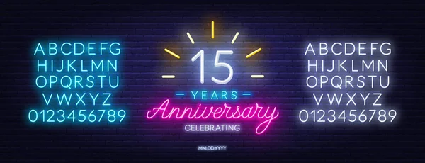 Quindicesimo anniversario celebrazione neon segno su uno sfondo scuro . — Vettoriale Stock