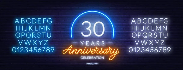 30 aniversário celebração sinal de néon no fundo escuro . — Vetor de Stock