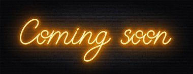 Yakında tuğla duvar arkaplanındaki neon betik işareti geliyor.