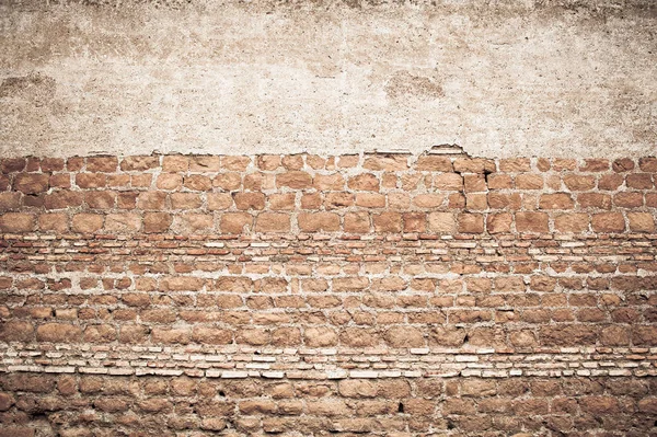 Verweerde en oude rode bakstenen muur — Stockfoto