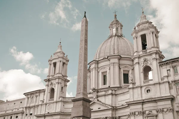 Svatý Agnese v Janku s Egypts obelisk v Piazza Navona, Řím — Stock fotografie