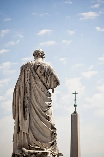 Estatua de San Pedro en la plaza homónima, Ciudad del Vaticano, Roma —  Fotos de Stock