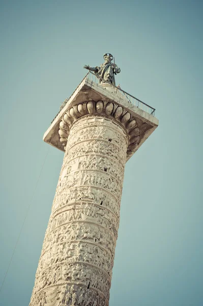 Coluna de Marco Aurélio na Praça Piazza Colonna em Roma, Ital — Fotografia de Stock