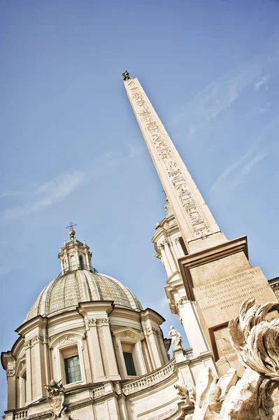 Svatý Agnese v Janku s Egypts obelisk v Piazza Navona, Řím — Stock fotografie