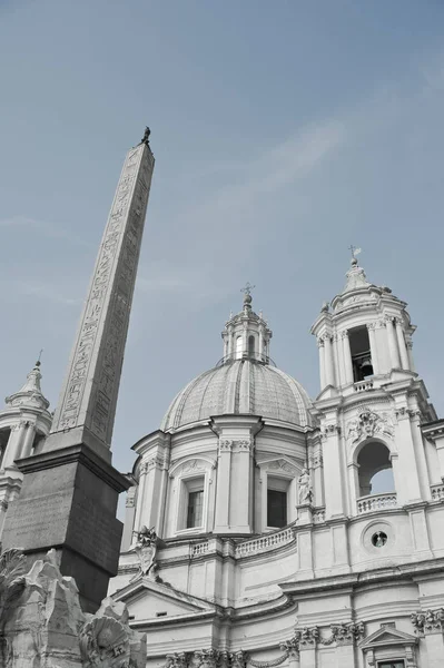 Piazza Navona, रोम में मिस्र ओबेलिस्क के साथ Agone में सेंट Agnese — स्टॉक फ़ोटो, इमेज