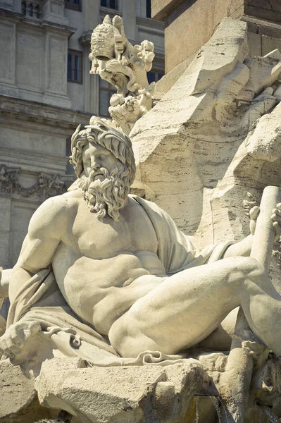 Staty av guden Zeus i Berninis fontän av de fyra floderna — Stockfoto