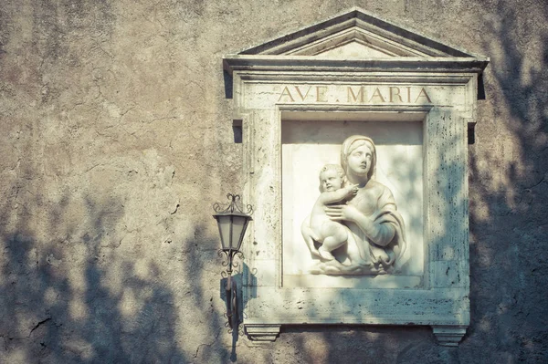 Vergine Maria con Gesù Bambino sul muro, Roma — Foto Stock