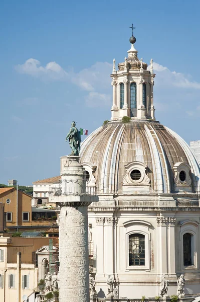 Trajanův sloup a kostel Santa Maria di Loreto, Řím, Itálie — Stock fotografie