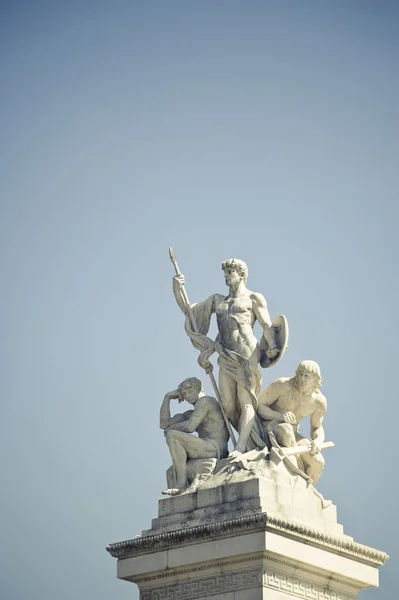 Gruppo scultoreo vicino al Monumento di Vittorio Emanuele II, Roma — Foto Stock