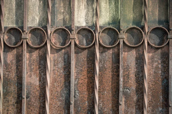 Старый ржавый кованый забор — стоковое фото