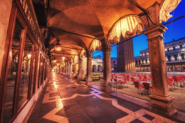 St Mark's Meydanı'na ve Campanile güneş doğarken Venedik kulede çan. İtalya. Yıl boyunca kentin güzelliği gelen birçok turist. Europe