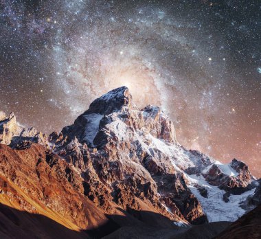 Fantastik yıldızlı gökyüzü. NASA nezaket. Sonbahar manzara ve karla kaplı tepeler. Ana Kafkas Ridge. Mountain View Dağı dır Meyer, Gürcistan'dan. Europe.