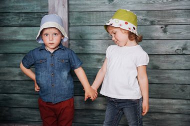 Mutlu genç çocuk kardeşler. Güzel sergi. Ukrayna Europe