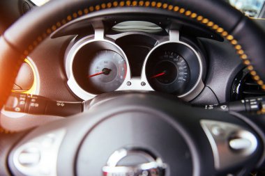 Modern araba iç kontrol paneli ve direksiyon simidi.