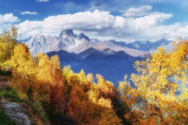 Kalın sis Dağı geçidinde Goulet. Sonbahar manzara. Georgia, Svaneti. Avrupa. Kafkas Dağları