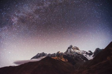 Fantastik yıldızlı gökyüzü. Sonbahar manzara ve karla kaplı tepeler. Ana Kafkas Ridge. Mountain View Dağı dır Meyer, Gürcistan'dan. Europe