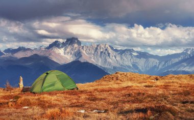 Çadır yeşil geçişte Goulet dağılın. Georgia, Svaneti. Avrupa. Kafkas Dağları.