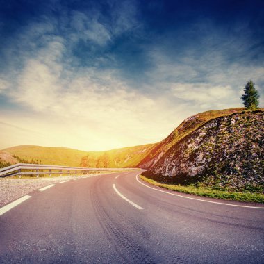 Yol asfalt dağlarda harika manzarası