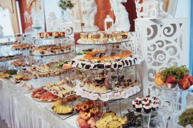 tatlı büfe masa. Düğün salonu dekore edilmiş lüks tabloları