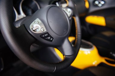 Modern araba iç kontrol paneli ve direksiyon simidi.