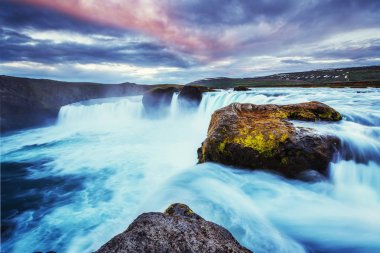 Gün batımında Godafoss şelale. Harika manzara. Güzel cumulus bulutları. İzlanda, Europe