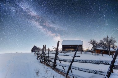 Chalets gece yıldızların altında dağlarda. Sihirli olayı soğuk gün. Tatil beklentisiyle. Dramatik sahneler. Karpatlar, Ukrayna, Europe