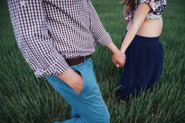 El ve hamile bir kadın ve kocası gövde.