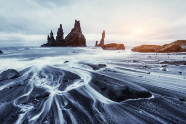 Rock Troll ayak. Reynisdrangar uçurum. Siyah kum plaj. İzlanda