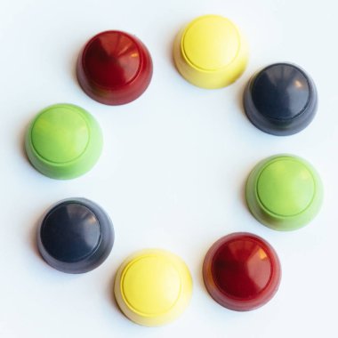 Beyaz arka plan üzerinde izole renkli plastik kapaklar.