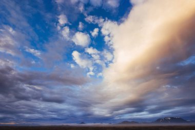 renkli gökyüzü güneş arka planda dağlar ile. gündoğumu günbatımı,.