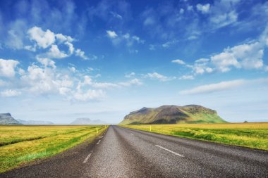 Dağlarda güzel yol. Karpat Ukrayna Europe