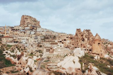 Antik bir kent ve Uchisar kalesi, güneş doğduktan sonra bir dağdan kazıldı, Kapadokya, Türkiye