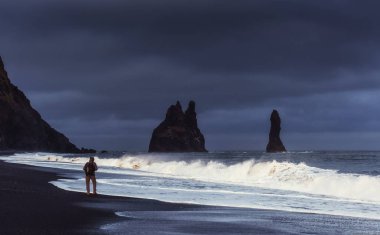 İzlanda'daki Reynisfjara siyah kum plaj. Güzellik Dünya