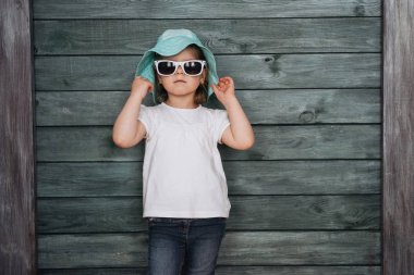 Küçük kız, giyinmiş çocuk moda. Güzel sergi