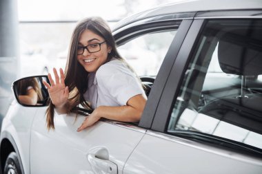 genç ve güzel kadın yeni arabası sürüş