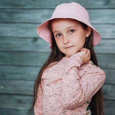 Sevimli kız Ukrayna kamera için poz. Europe