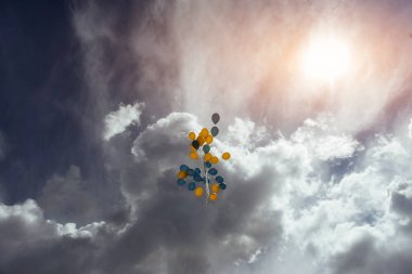 Gökyüzü sarı - mavi topları uçan. 