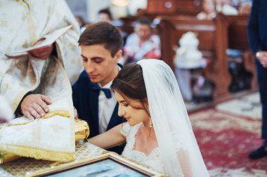 Gelin ve damadın eski kilise kilise düğün töreninde