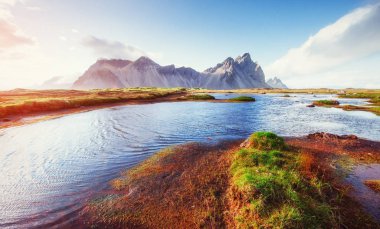 Nazik karlı dağlar ve buzullar yamaçlarında. Muhteşem Sonbahar İzlanda.