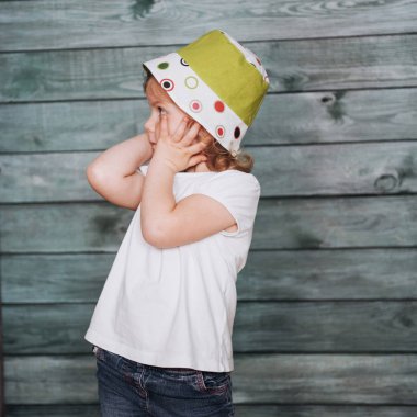 Sevimli kız Ukrayna kamera için poz. Europe