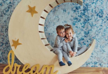 Çocuk yalan yumuşak ve sıcak pijama yıldız stüdyo ile ahşap bir ay. Uyku zaman kavramı