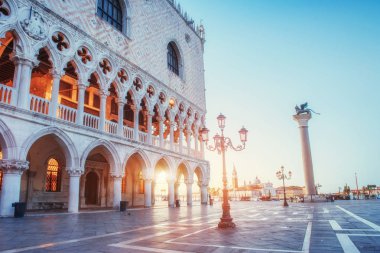St Mark's Meydanı'na ve Campanile güneş doğarken Venedik kulede çan. İtalya. Yıl boyunca kentin güzelliği gelen birçok turist. Europe