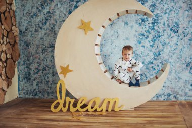 Çocuk yalan yumuşak ve sıcak pijama ahşap bir ay yıldız stüdyo