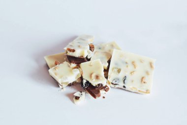 beyaz çikolatalı Fındıklı, beyaz zemin üzerine kuru üzüm.