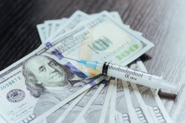 uyuşturucu, dolar, para, bağımlılık ve madde bağımlılığı kavramı - kaşık ve crack ilaç dozu ile şırınga kapatın